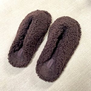 SKIMS teddy slippers in Espresso